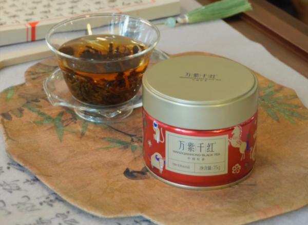 霜降天渐寒，泡一壶万紫千红小红罐红茶，暖身又润心