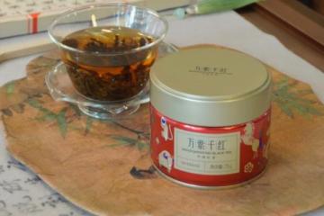 '霜降天渐寒，泡一壶万紫千红小红罐红茶，暖身又润心